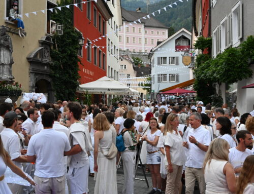 Ausgelassene Stimmung in der Bludenzer Rathausgasse bei der White Night 2026